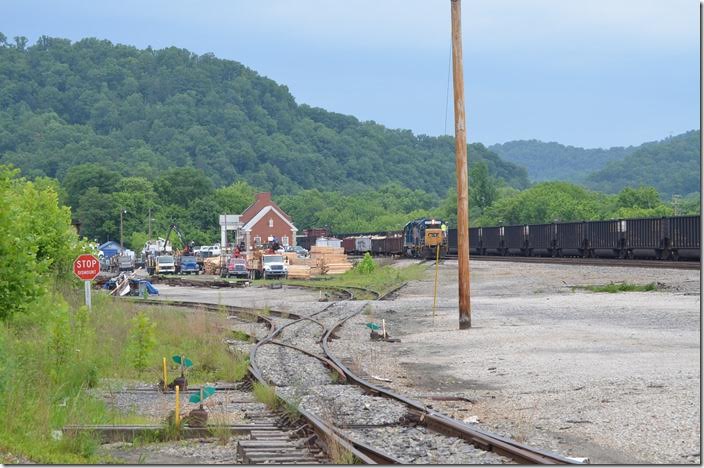The siding on the left serves VanHoose Lumber Co. CSX 2200-6906 Paintsville.